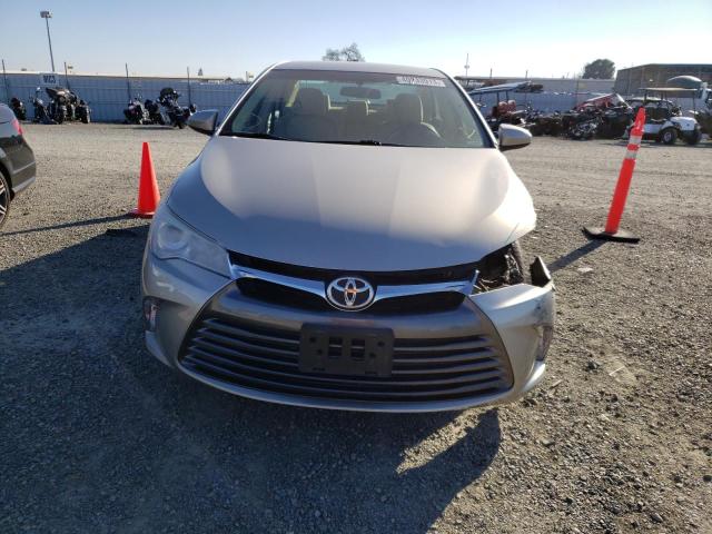 40933913 :رقم المزاد ، 4T1BF1FK9HU382986 vin ، 2017 Toyota Camry Le مزاد بيع
