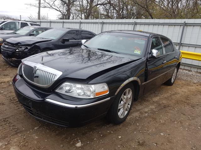 99721195 :رقم المزاد ، 1LNHM81W24Y682150 vin ، 2004 Lincoln Town Car مزاد بيع