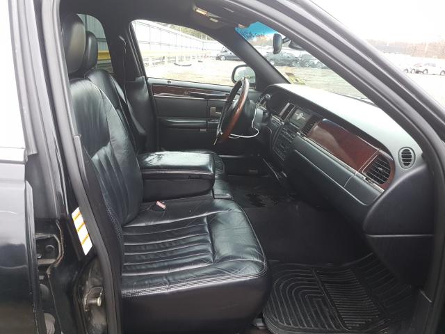 99721195 :رقم المزاد ، 1LNHM81W24Y682150 vin ، 2004 Lincoln Town Car مزاد بيع