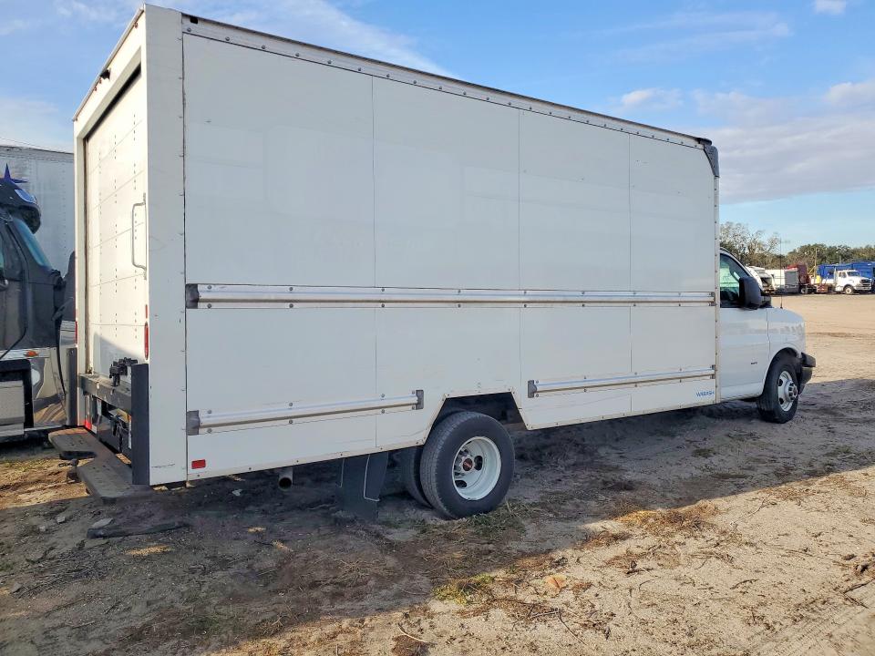 45892166 :رقم المزاد ، 7GZ37TC75NN010524 vin ، 2022 Gmc Savana مزاد بيع