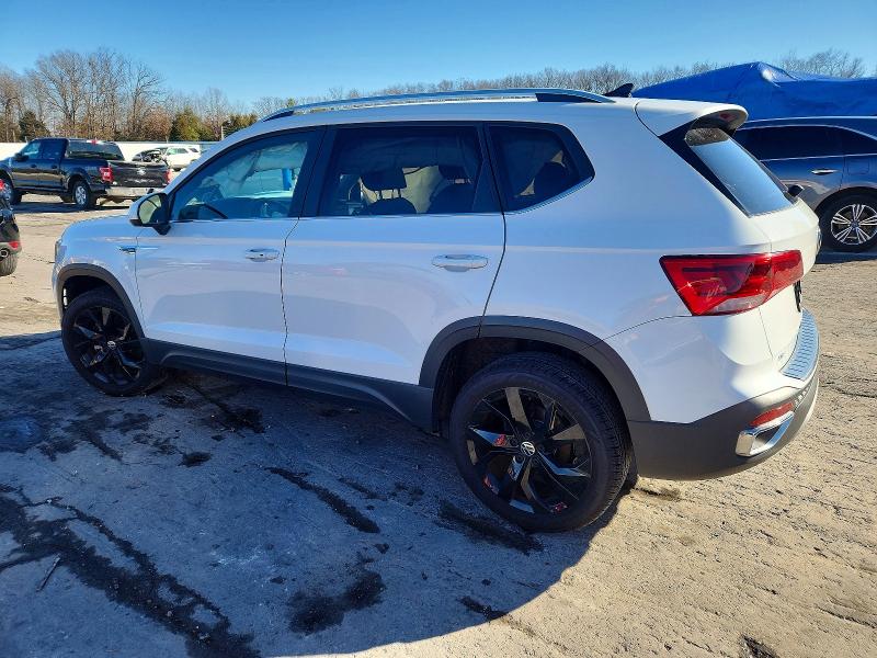 74053095 :رقم المزاد ، 3VVTX7B20NM072077 vin ، 2022 Volkswagen Taos مزاد بيع