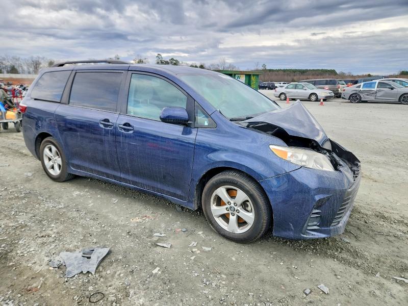 97830115 :رقم المزاد ، 5TDKZ3DC0JS945758 vin ، 2018 Toyota Sienna مزاد بيع
