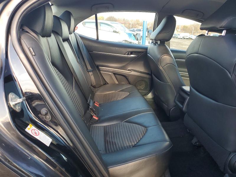 73727205 :رقم المزاد ، 4T1B11HK3JU111634 vin ، 2018 Toyota Camry مزاد بيع