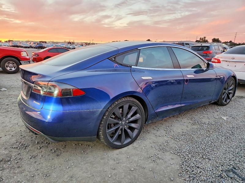 2015 Tesla Model S მანქანა იყიდება აუქციონზე, vin: 5YJSA1H4XFF098452, აუქციონის ნომერი: 72392875