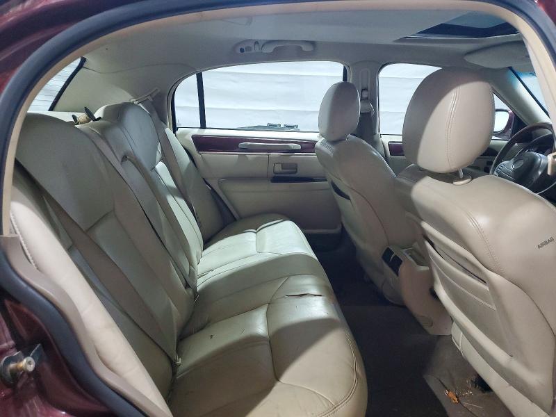 98566185 :رقم المزاد ، 1LNHM83W04Y629380 vin ، 2004 Lincoln Town Car مزاد بيع