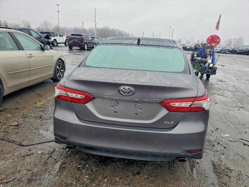 98327865 :رقم المزاد ، 4T1BZ1HK5JU008661 vin ، 2018 Toyota Camry مزاد بيع