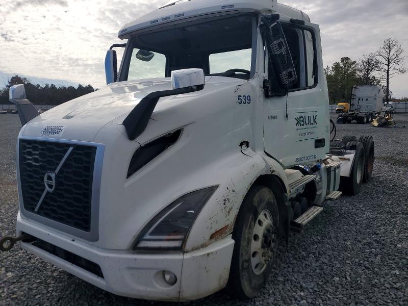 2021 Volvo Vnr მანქანა იყიდება აუქციონზე, vin: 4V4WC9EH8MN284611, აუქციონის ნომერი: 68050055