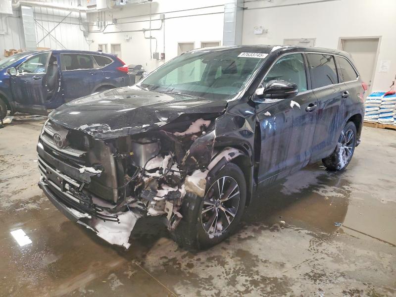 97633745 :رقم المزاد ، 5TDBZRFH8JS827579 vin ، 2018 Toyota Highlander مزاد بيع