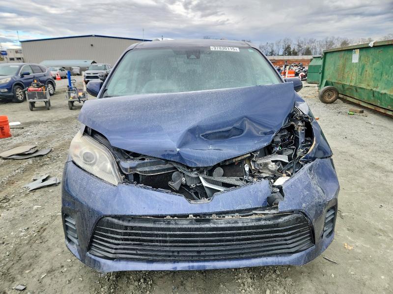 97830115 :رقم المزاد ، 5TDKZ3DC0JS945758 vin ، 2018 Toyota Sienna مزاد بيع