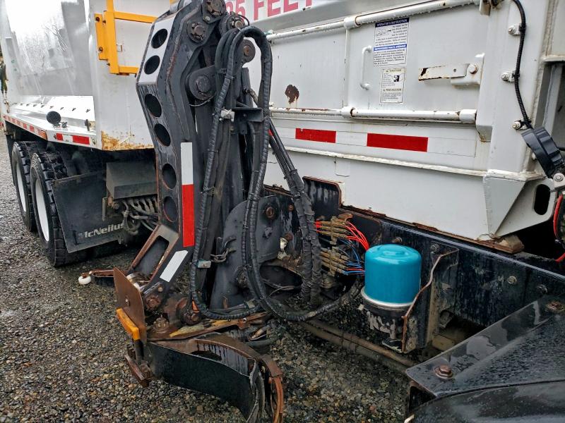 94833085 :رقم المزاد ، 3BPZL00X4BF117807 vin ، 2011 Peterbilt 320 مزاد بيع