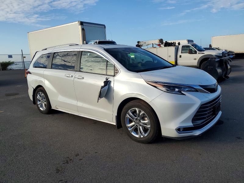 99907605 :رقم المزاد ، 5TDESKFC1NS061875 vin ، 2022 Toyota Sienna مزاد بيع