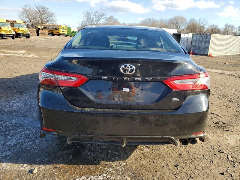 73727205 :رقم المزاد ، 4T1B11HK3JU111634 vin ، 2018 Toyota Camry مزاد بيع