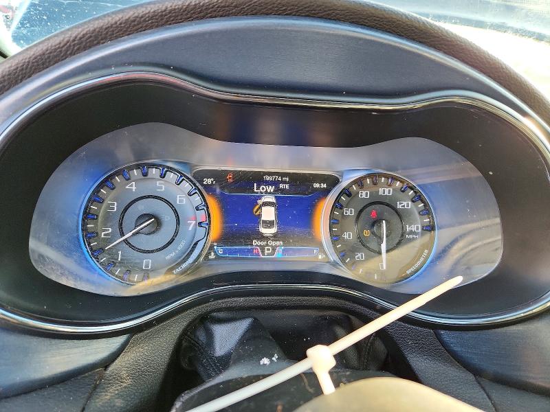 98331545 :رقم المزاد ، 1C3CCCDG5FN690888 vin ، 2015 Chrysler 200 Lx مزاد بيع