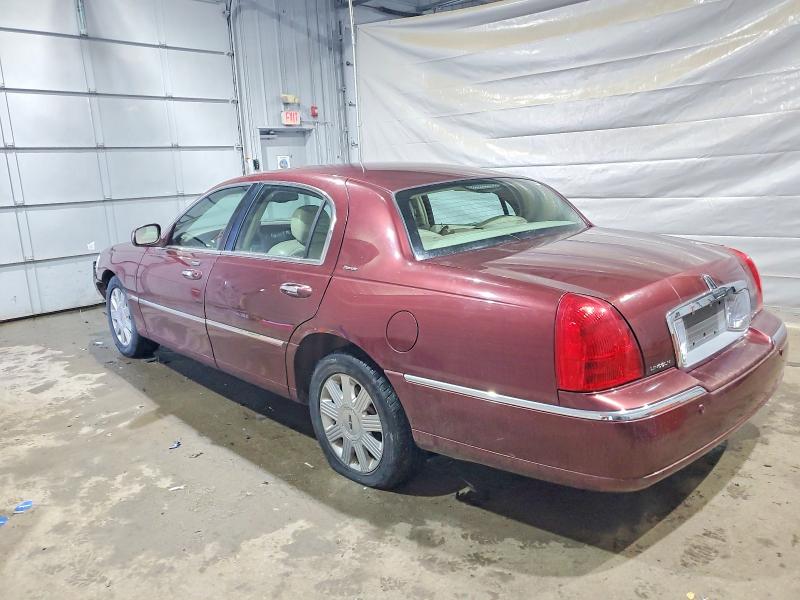 98566185 :رقم المزاد ، 1LNHM83W04Y629380 vin ، 2004 Lincoln Town Car مزاد بيع