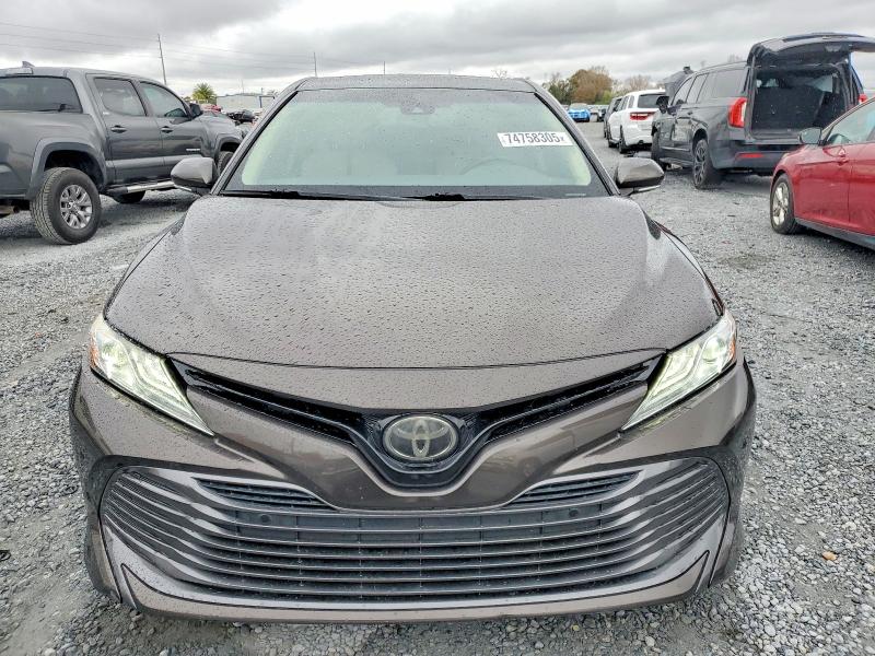 74758305 :رقم المزاد ، 4T1B11HK7JU004750 vin ، 2018 Toyota Camry مزاد بيع