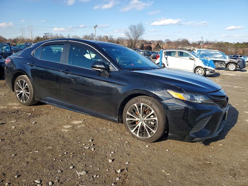 73727205 :رقم المزاد ، 4T1B11HK3JU111634 vin ، 2018 Toyota Camry مزاد بيع