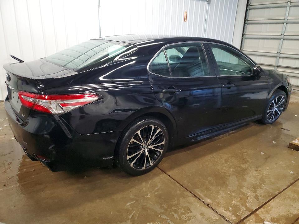 75047145 :رقم المزاد ، 4T1B11HK5JU112929 vin ، 2018 Toyota Camry مزاد بيع