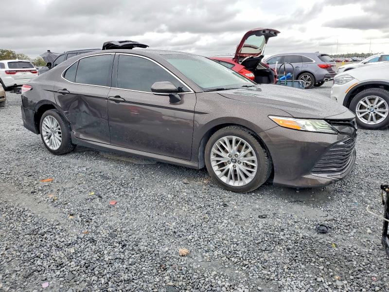 74758305 :رقم المزاد ، 4T1B11HK7JU004750 vin ، 2018 Toyota Camry مزاد بيع
