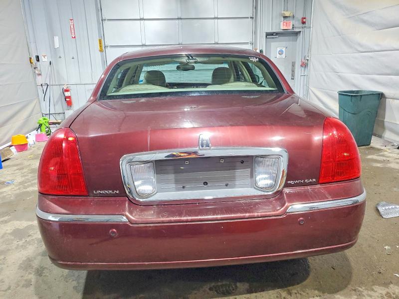 98566185 :رقم المزاد ، 1LNHM83W04Y629380 vin ، 2004 Lincoln Town Car مزاد بيع