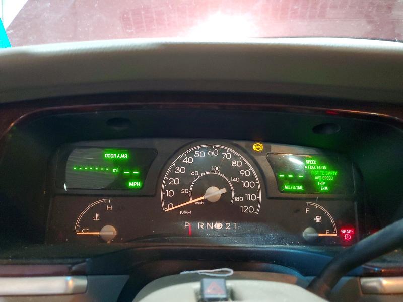 98566185 :رقم المزاد ، 1LNHM83W04Y629380 vin ، 2004 Lincoln Town Car مزاد بيع