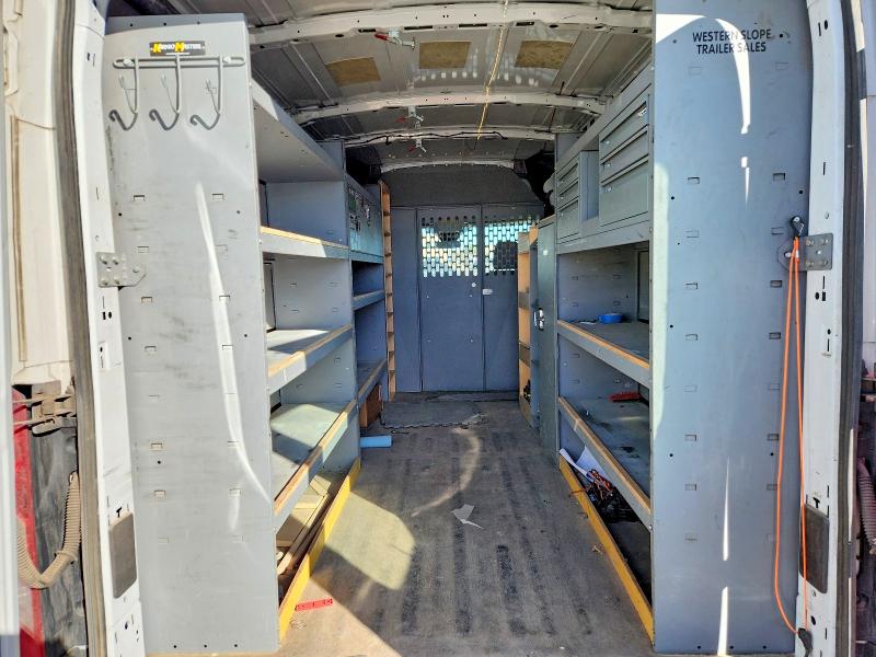 99043055 :رقم المزاد ، 1FTNR2CV5FKB07718 vin ، 2015 Ford Transit T مزاد بيع