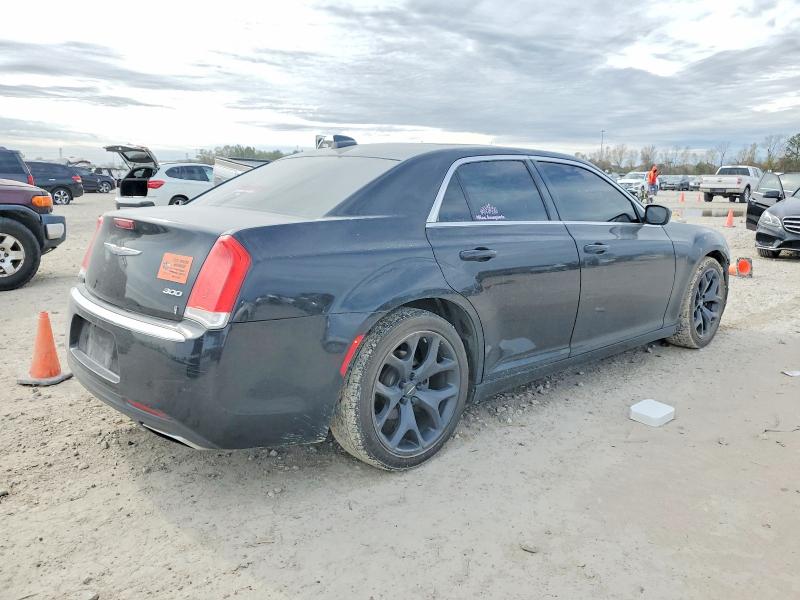 98240215 :رقم المزاد ، 2C3CCAAG8FH868066 vin ، 2015 Chrysler 300 مزاد بيع