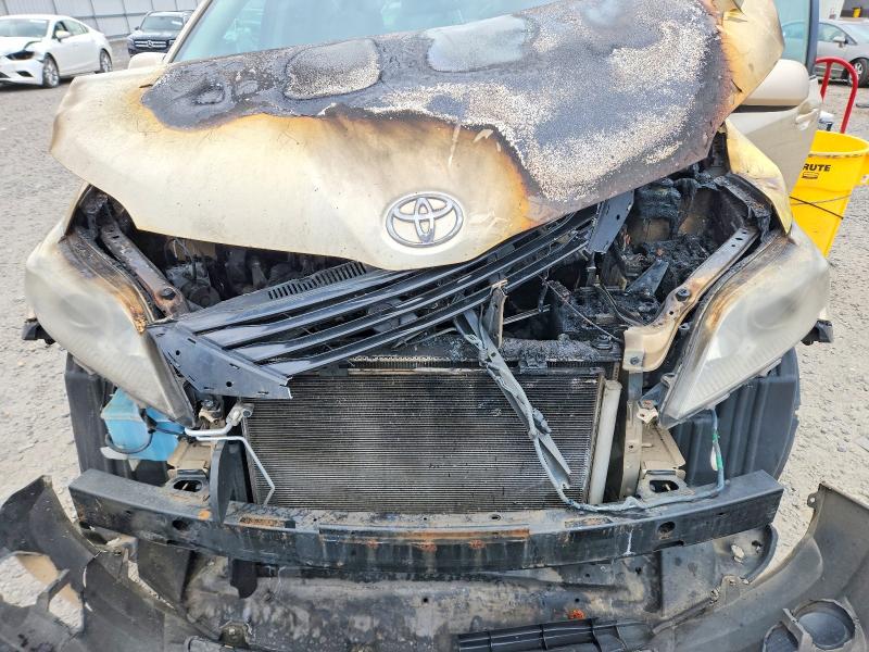 73469805 :رقم المزاد ، 5TDKK3DC5DS367424 vin ، 2013 Toyota Sienna مزاد بيع
