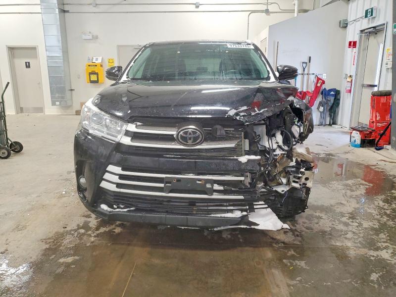 97633745 :رقم المزاد ، 5TDBZRFH8JS827579 vin ، 2018 Toyota Highlander مزاد بيع