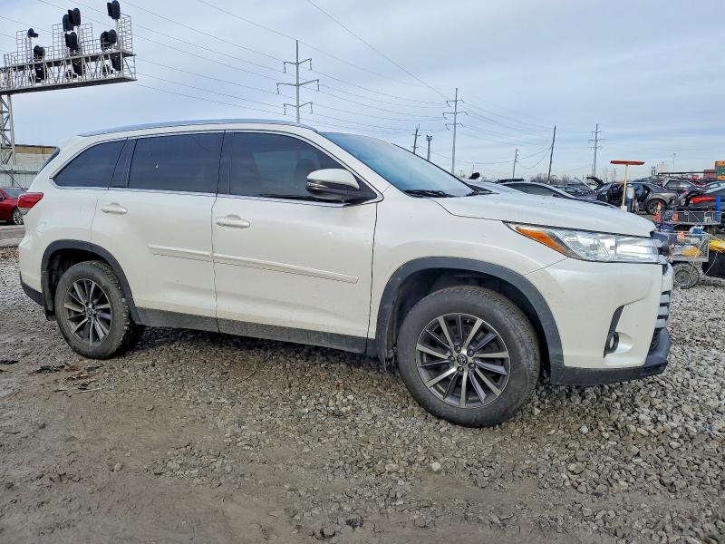 2019 Toyota Highlander მანქანა იყიდება აუქციონზე, vin: 5TDJZRFH3KS582736, აუქციონის ნომერი: 99919645