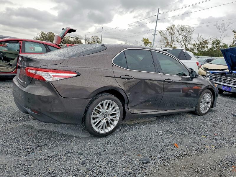 74758305 :رقم المزاد ، 4T1B11HK7JU004750 vin ، 2018 Toyota Camry مزاد بيع