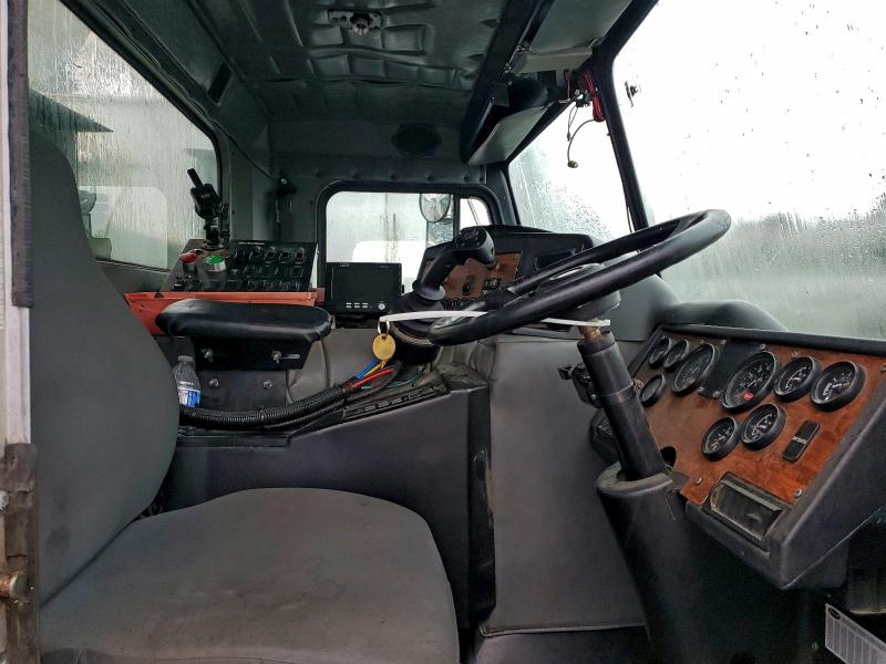 94833085 :رقم المزاد ، 3BPZL00X4BF117807 vin ، 2011 Peterbilt 320 مزاد بيع