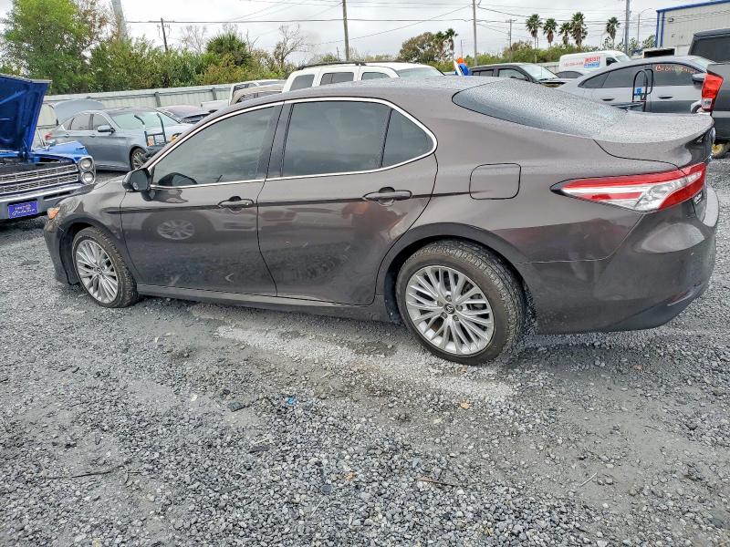74758305 :رقم المزاد ، 4T1B11HK7JU004750 vin ، 2018 Toyota Camry مزاد بيع