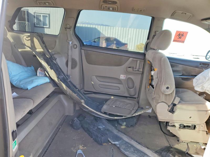 74264405 :رقم المزاد ، 5TDKK4CC8AS337076 vin ، 2010 Toyota Sienna مزاد بيع