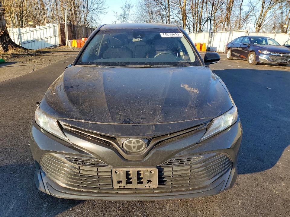 74233615 :رقم المزاد ، 4T1C11BK7LU018650 vin ، 2020 Toyota Camry مزاد بيع