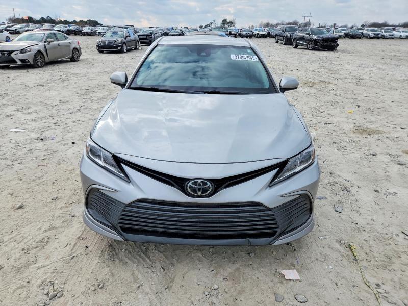 97982685 :رقم المزاد ، 4T1C11AK1NU076788 vin ، 2022 Toyota Camry مزاد بيع