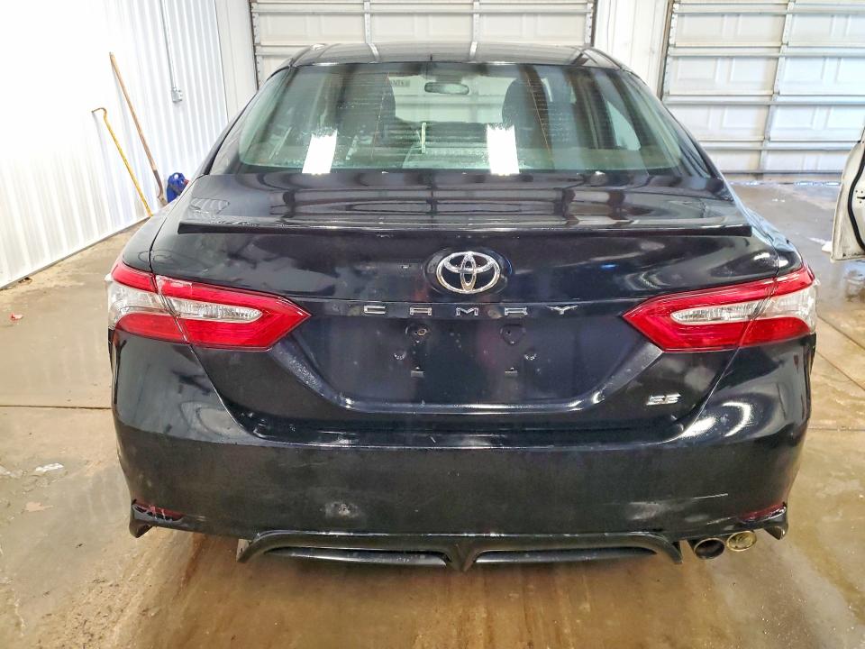 75047145 :رقم المزاد ، 4T1B11HK5JU112929 vin ، 2018 Toyota Camry مزاد بيع