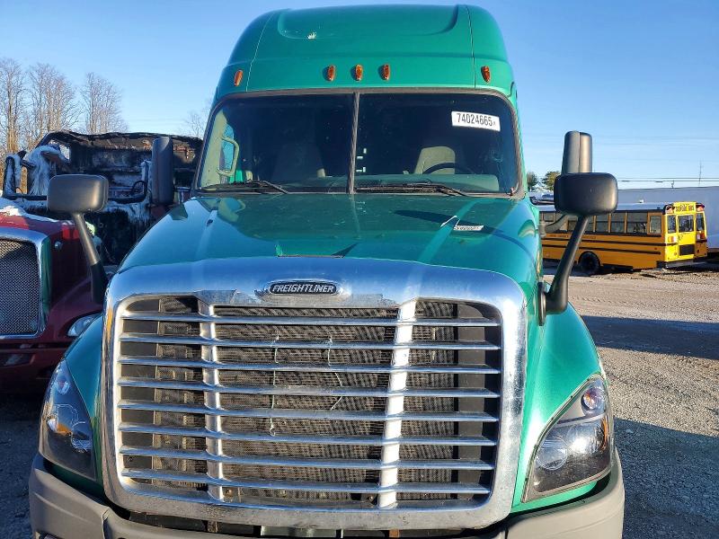 2018 Freightliner Cascadia 1 მანქანა იყიდება აუქციონზე, vin: 3AKJGLDR7JSJV0730, აუქციონის ნომერი: 74024665