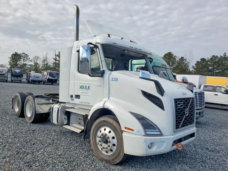 2021 Volvo Vnr მანქანა იყიდება აუქციონზე, vin: 4V4WC9EH8MN284611, აუქციონის ნომერი: 68050055