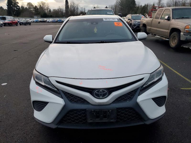 2018 Toyota Camry მანქანა იყიდება აუქციონზე, vin: 4T1B11HK5JU641586, აუქციონის ნომერი: 98701785
