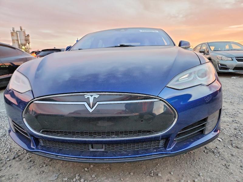 2015 Tesla Model S მანქანა იყიდება აუქციონზე, vin: 5YJSA1H4XFF098452, აუქციონის ნომერი: 72392875