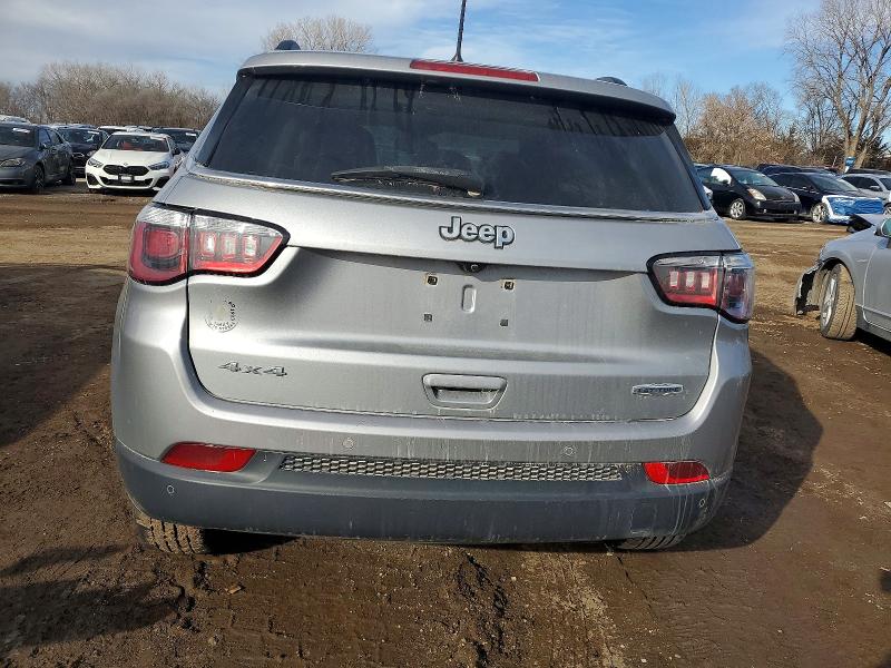 72242275 :رقم المزاد ، 3C4NJDBBXJT325218 vin ، 2018 Jeep Compass مزاد بيع