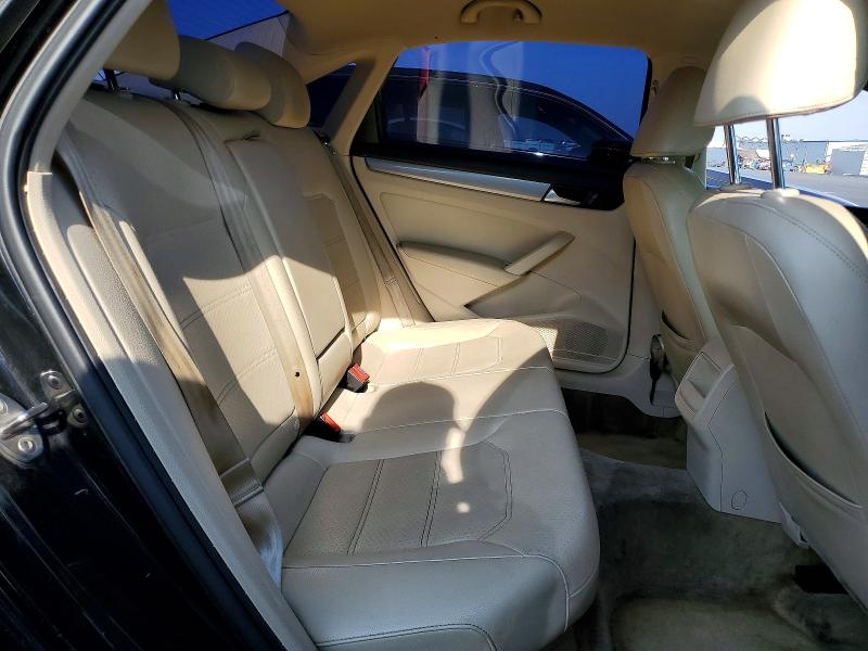 72992815 :رقم المزاد ، 1VWAT7A32FC057432 vin ، 2015 Volkswagen Passat مزاد بيع