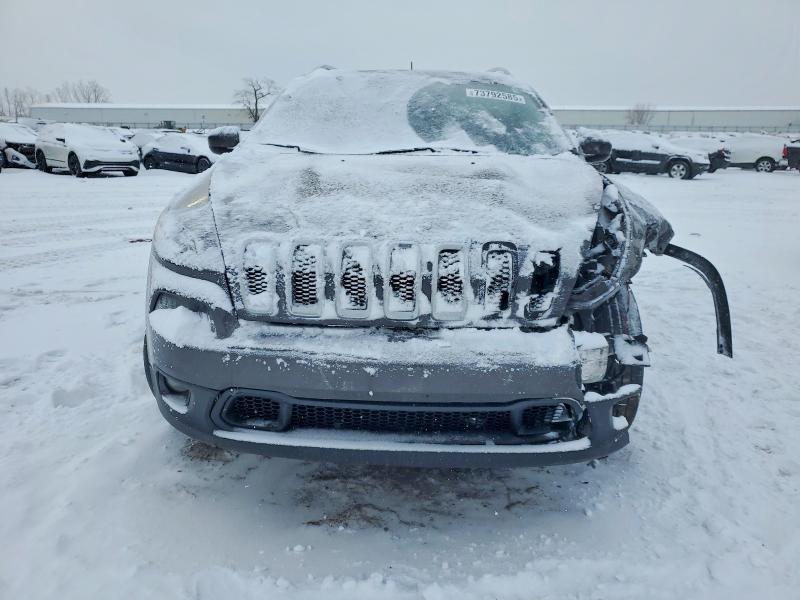 73792585 :رقم المزاد ، 1C4PJMCS0HW567947 vin ، 2017 Jeep Cherokee مزاد بيع