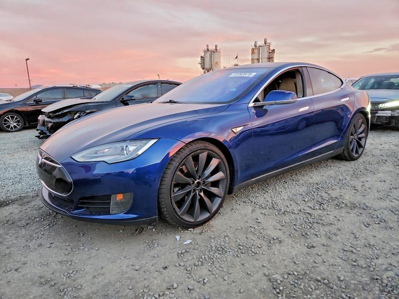 2015 Tesla Model S მანქანა იყიდება აუქციონზე, vin: 5YJSA1H4XFF098452, აუქციონის ნომერი: 72392875