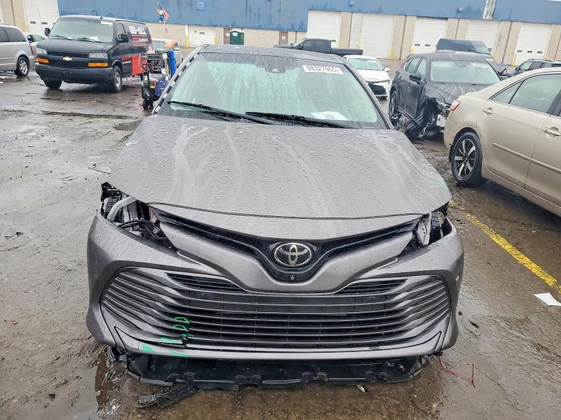98327865 :رقم المزاد ، 4T1BZ1HK5JU008661 vin ، 2018 Toyota Camry مزاد بيع