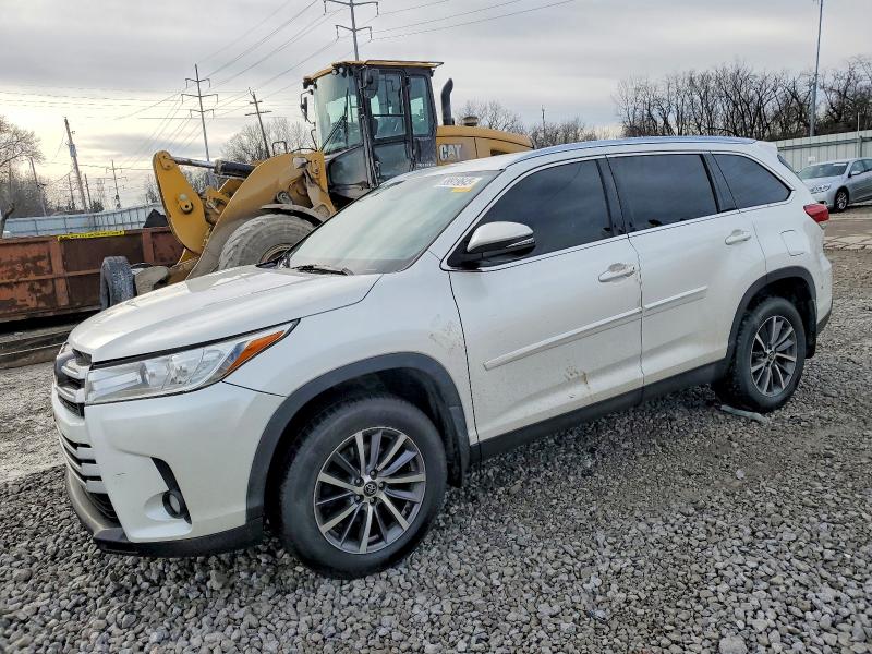2019 Toyota Highlander მანქანა იყიდება აუქციონზე, vin: 5TDJZRFH3KS582736, აუქციონის ნომერი: 99919645