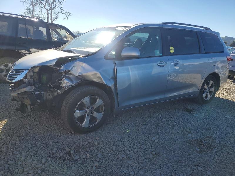73748035 :رقم المزاد ، 5TDKZ3DC6HS833525 vin ، 2017 Toyota Sienna Le مزاد بيع