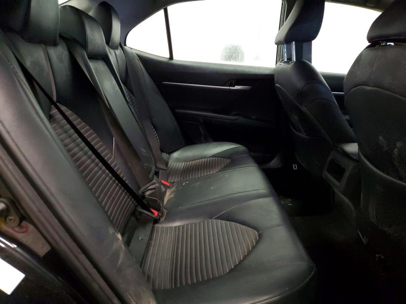 75047145 :رقم المزاد ، 4T1B11HK5JU112929 vin ، 2018 Toyota Camry مزاد بيع