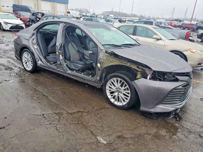 98327865 :رقم المزاد ، 4T1BZ1HK5JU008661 vin ، 2018 Toyota Camry مزاد بيع