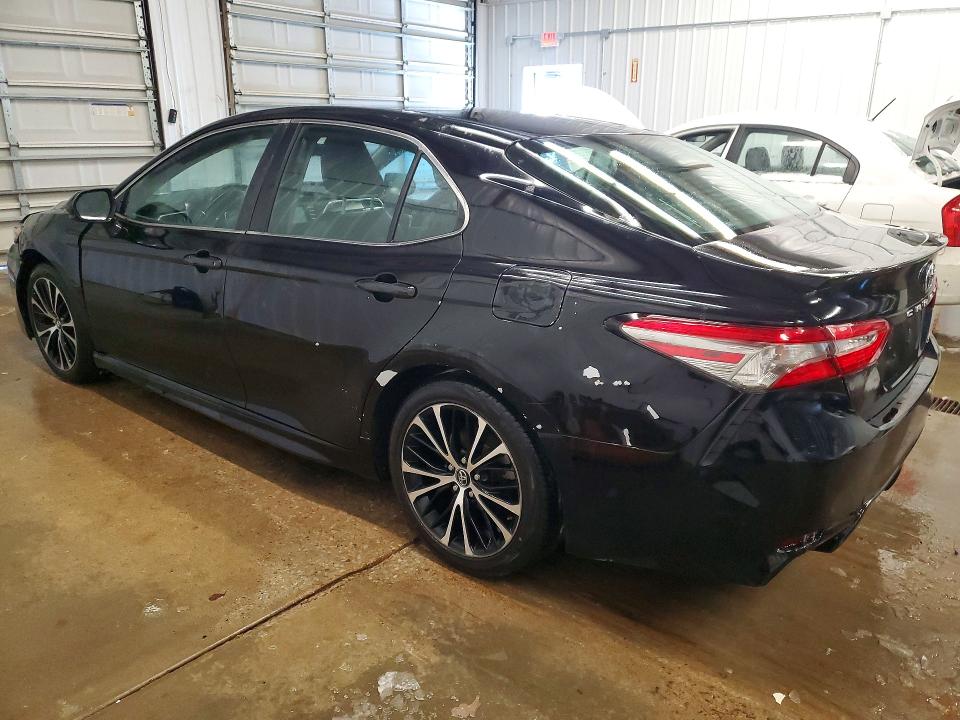 75047145 :رقم المزاد ، 4T1B11HK5JU112929 vin ، 2018 Toyota Camry مزاد بيع